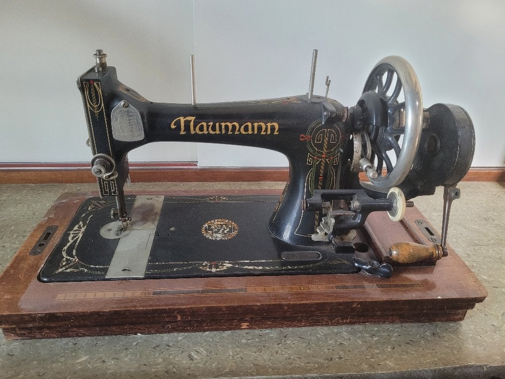 Antieke Naumann Handnaaimachine met Originele Kap, Ophalen