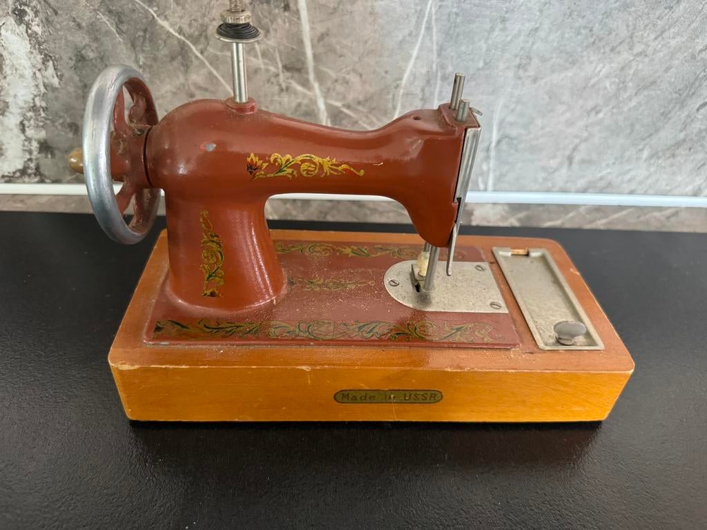 Vintage Sovjet kindernaaimachine, Antiek en Kunst, Antiek | Naaimachines, Ophalen of Verzenden
