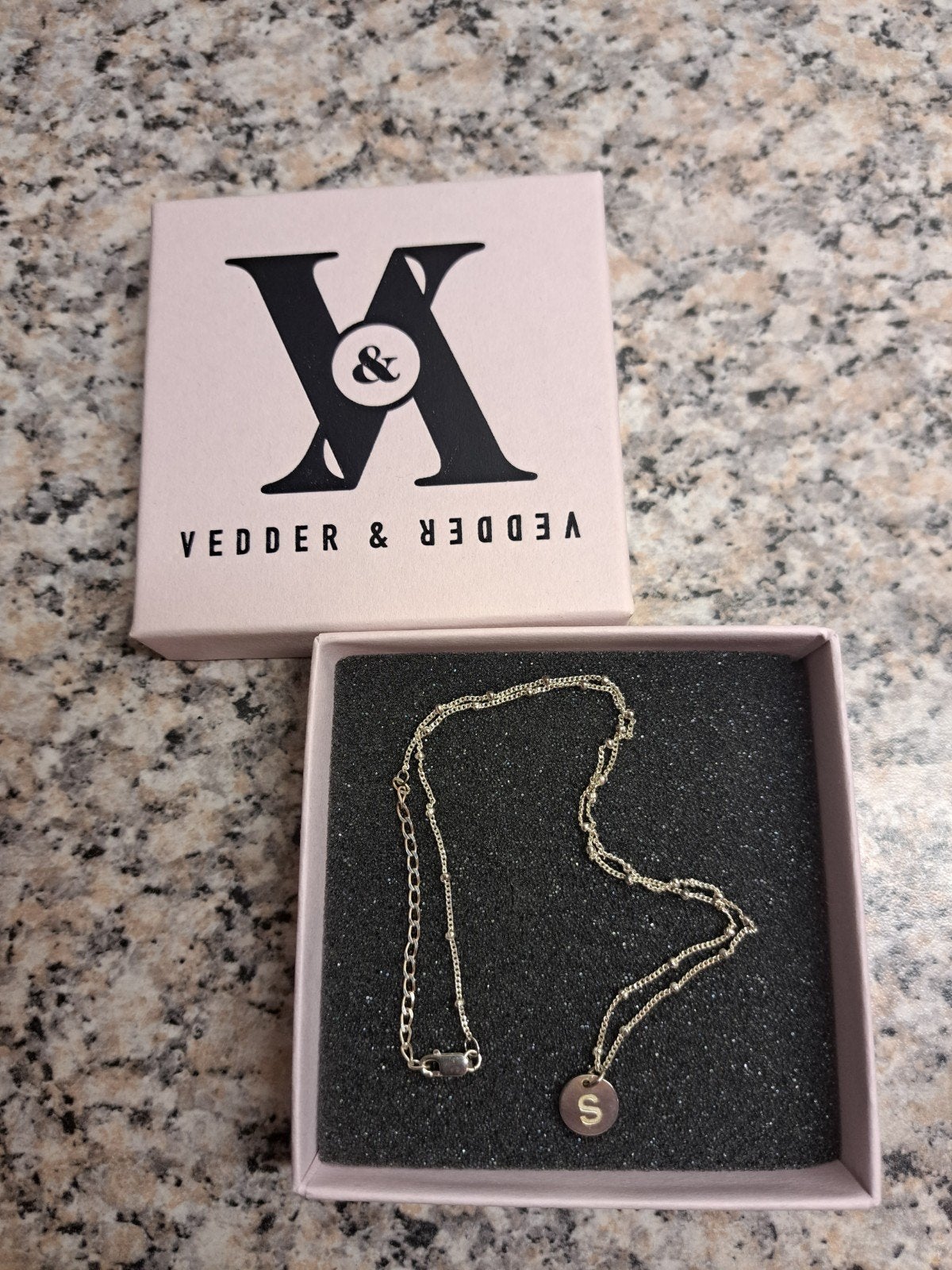 Vedder&Vedder kettinkje met hanger "S", Met hanger, Nieuw, Ophalen of Verzenden, Zilver