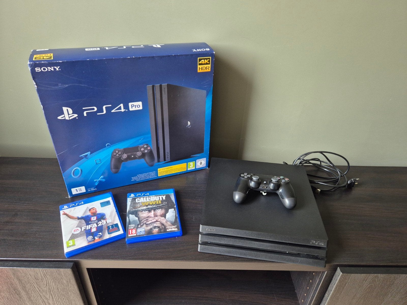PS4 Pro met controller en 2 spellen, Spelcomputers en Games, Ophalen of Verzenden, 1 TB, Met 1 controller, Pro