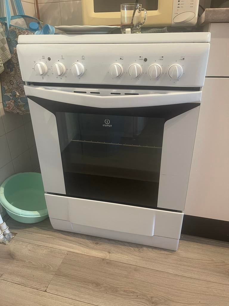 Indesit Vrijstaand Fornuis met Oven - Wit, Ophalen, Gebruikt, 60 cm of meer, 4 kookzones