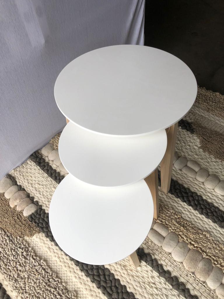 Set van 3 ronde salontafels - Licht hout of zwart, Huis en Inrichting, Tafels | Bijzettafels, Ophalen, Minder dan 45 cm, Minder dan 55 cm