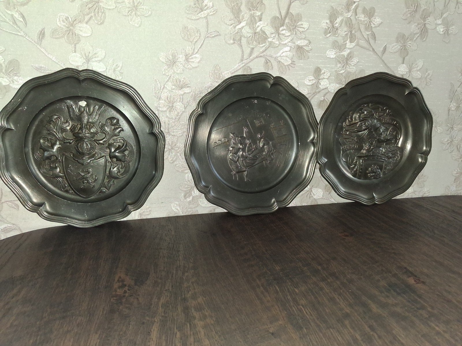 3 decoratieve tinnen borden om op te hangen,, Antiek en Kunst, Ophalen