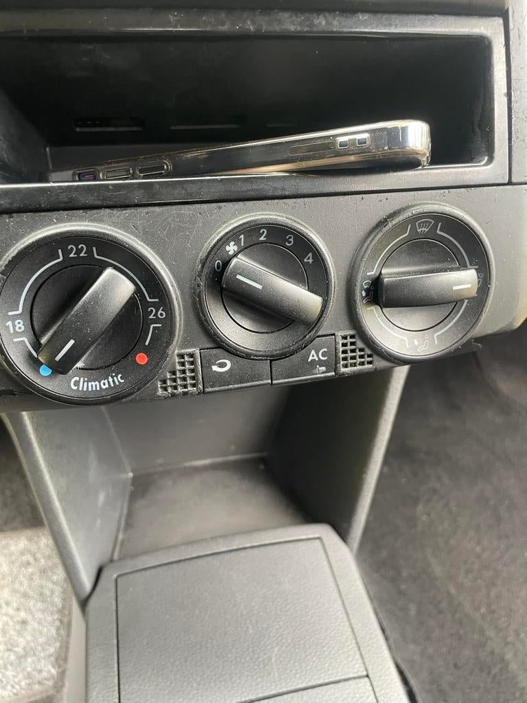 Volkswagen Polo 1.4 55KW 2005 Zwart, Auto's, Volkswagen, Voorwielaandrijving, 15 km/l, 4 cilinders, Zwart
