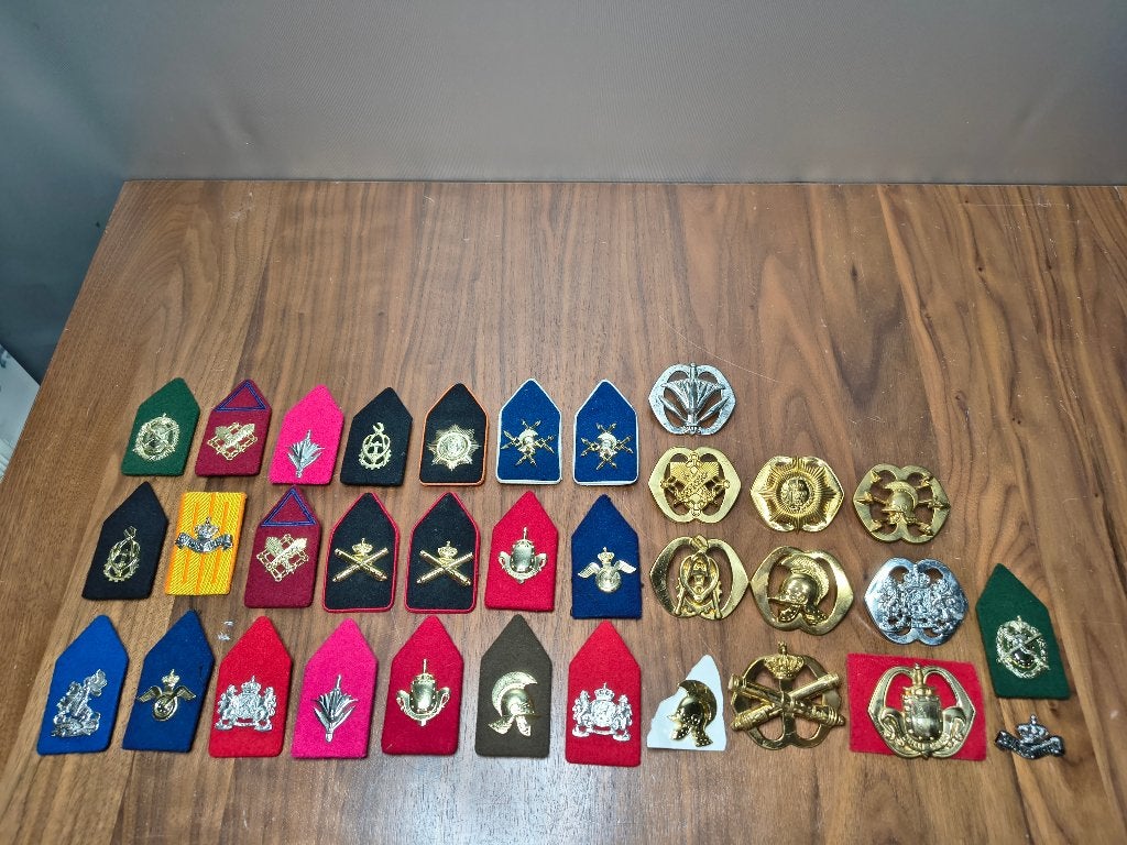 militaire emblemen KL/KLu baretemblemen, passanten & nestel., Onbekend, Overige soorten, Ophalen of Verzenden, Onbekend