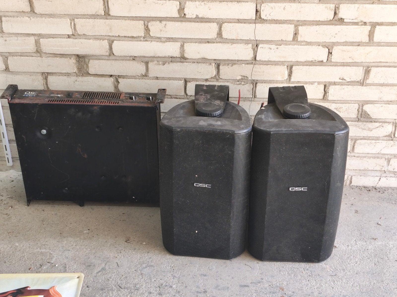 Stereo QSC set horeca met 4 speakers en 1 versterker, Ophalen, Gebruikt, Speakers