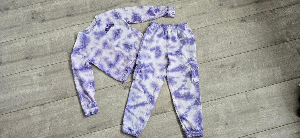 Paars/wit joggingpak maat 134, Ophalen of Verzenden, Zo goed als nieuw, Meisje, Sport- of Zwemkleding