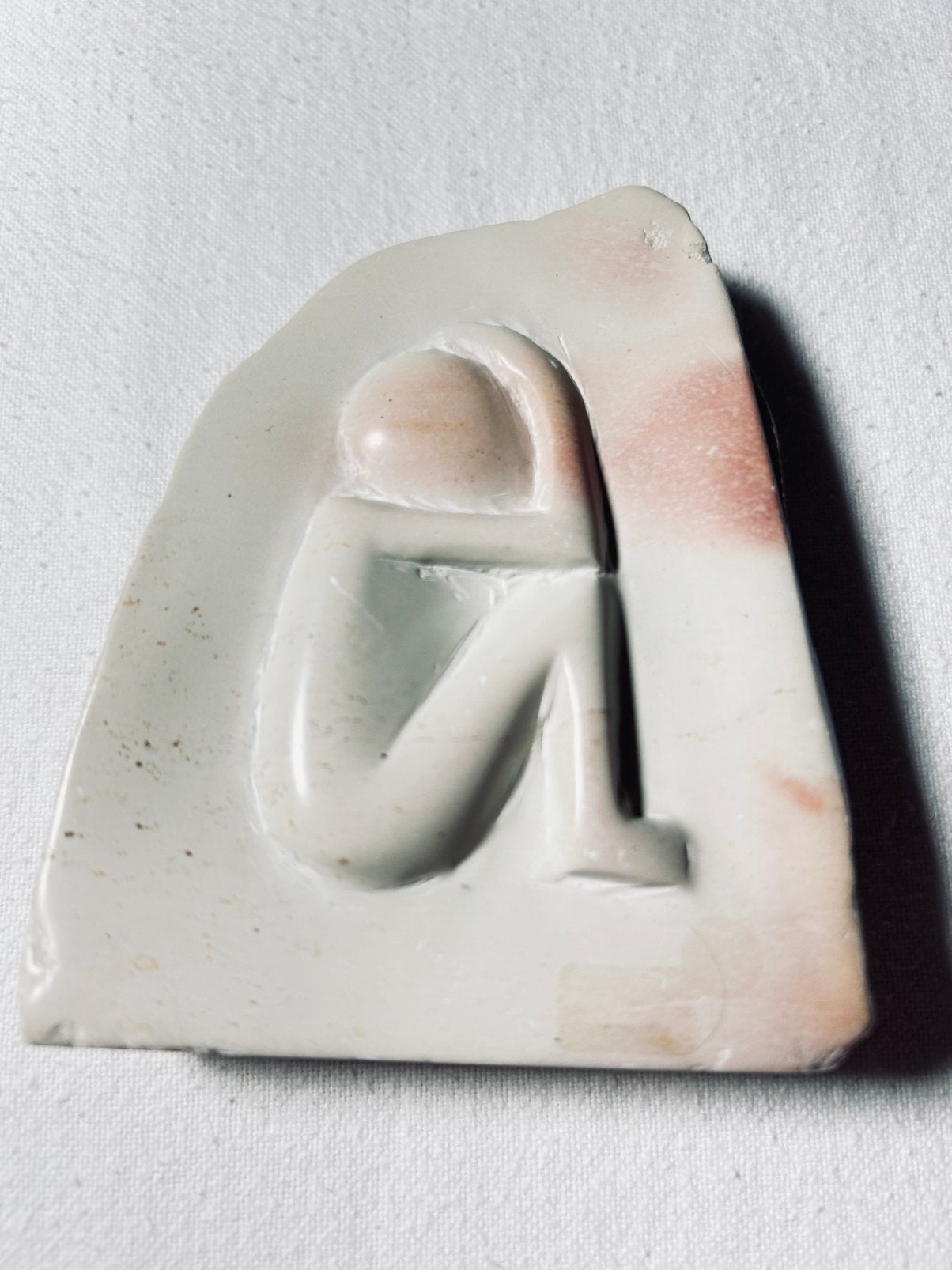 Abstract stenen figuur handgemaakt zittend figuur, 10 x 8 cm, Verzamelen, Beelden en Beeldjes, Ophalen of Verzenden, Zo goed als nieuw