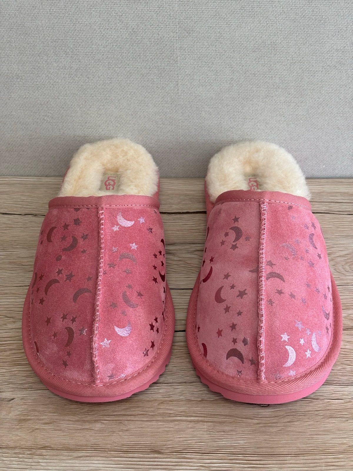 Ugg Keegan Slipper Moon and Stars Roze Maat 36 - 1108, Meisje, Overige typen, Nieuw, Ophalen of Verzenden