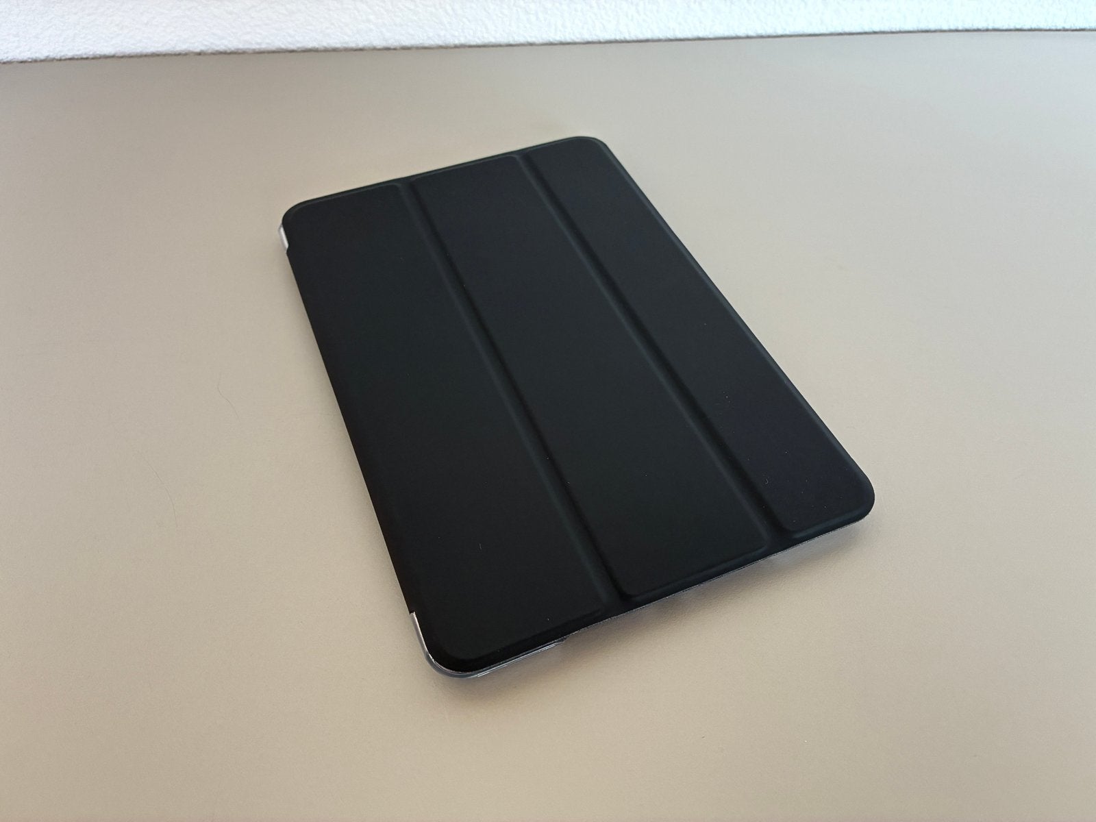 Foto 3 van iPad mini 5 64GB met hoesje en lader