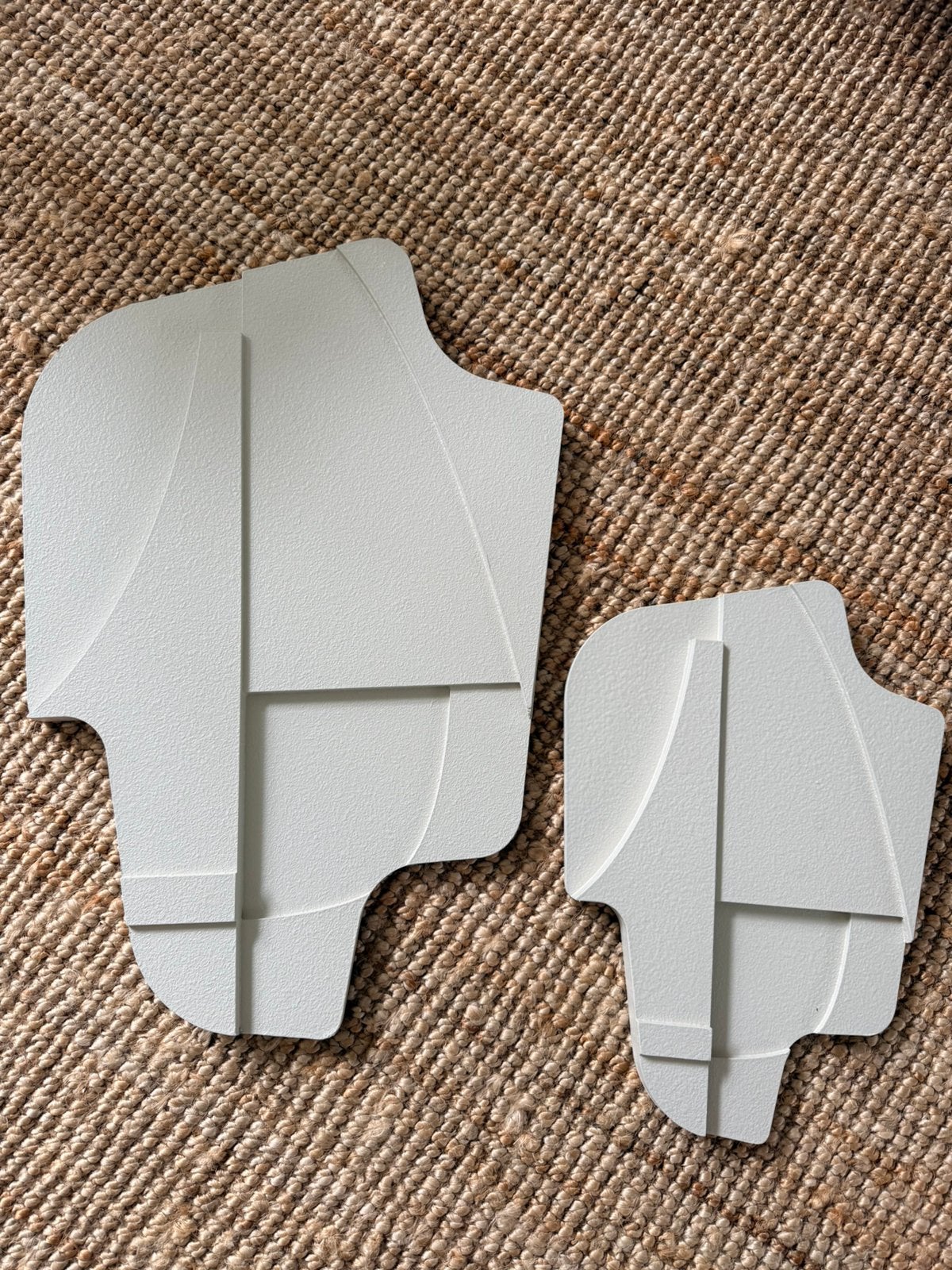 Twee abstracte, lichtgrijze houten 3D-wanddecoratie, Ophalen, Zo goed als nieuw