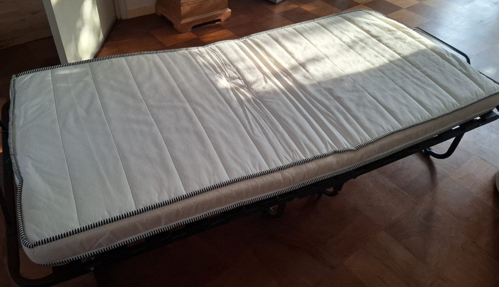 Opvouwbaar logeerbed met matras en beschermhoes, Huis en Inrichting, Ophalen, Eenpersoons, Zwart, Praktisch en functioneel