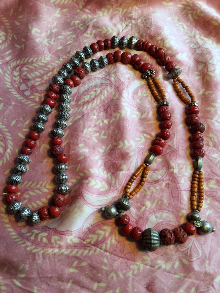 Berber Ketting Zilverkleurige Koraalkleurige accenten, Ophalen of Verzenden
