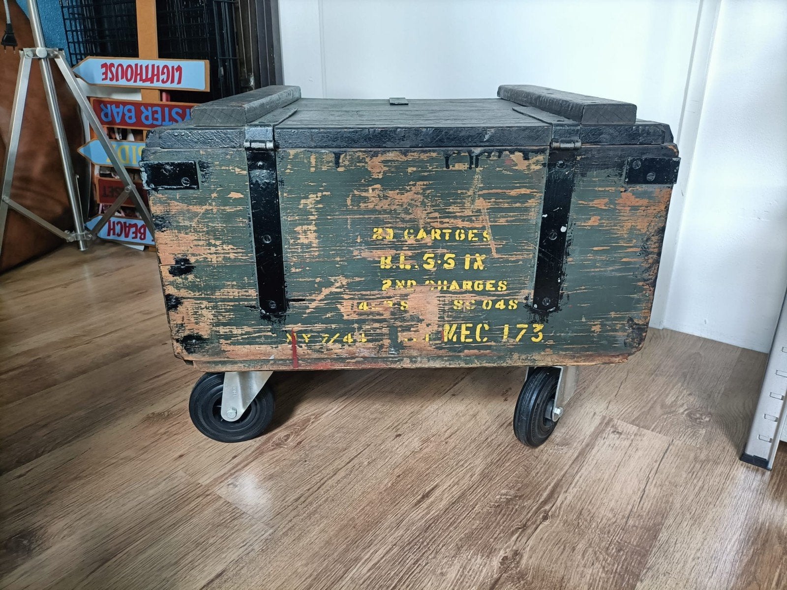 Vintage Legerkist op wielen - Lengte 64cm, Huis en Inrichting, Woonaccessoires | Kisten, Ophalen