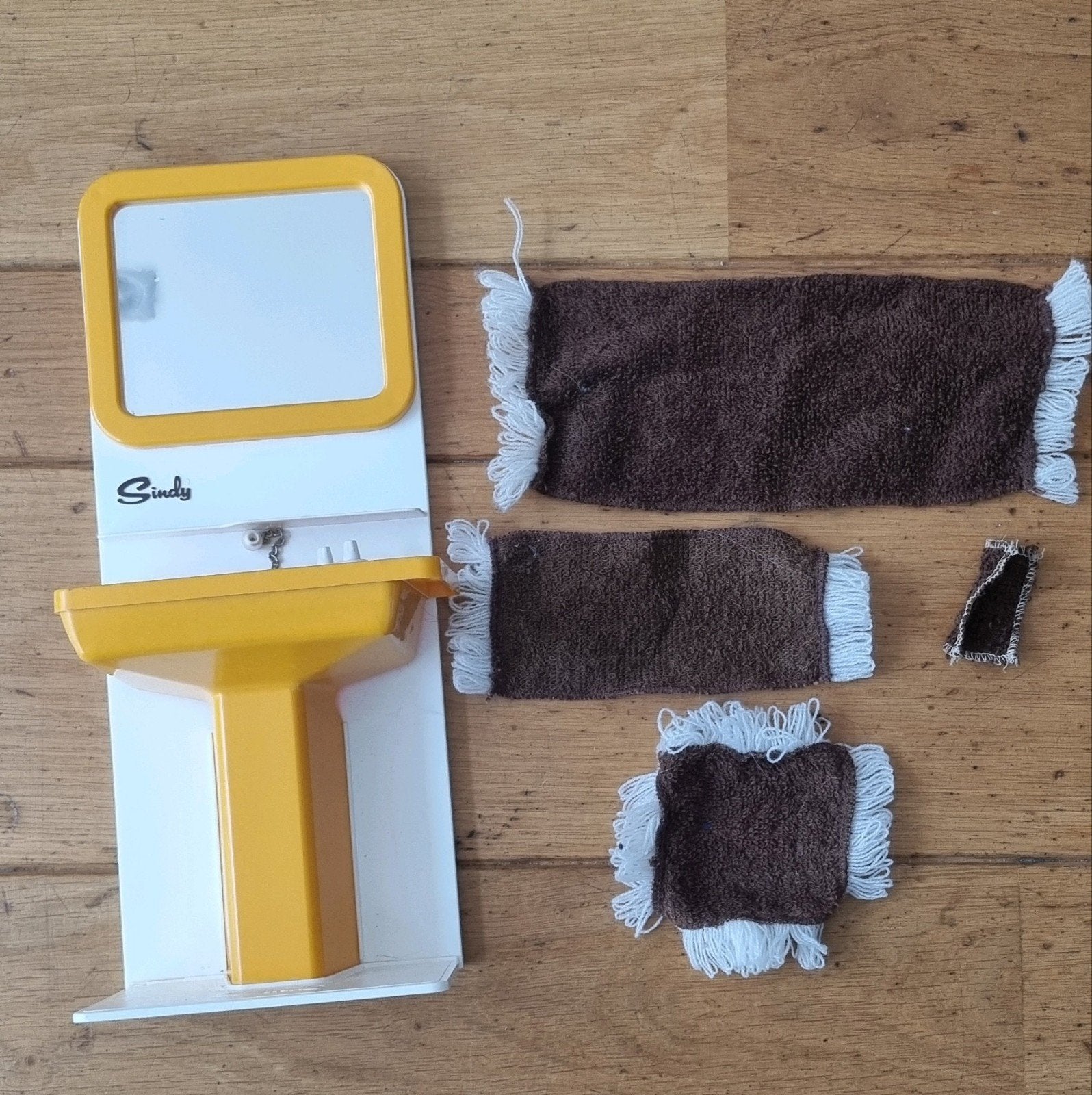 Sindy Pedigree wastafel + badlaken mat Vintage accessoires, Ophalen of Verzenden, Zo goed als nieuw, Overige typen