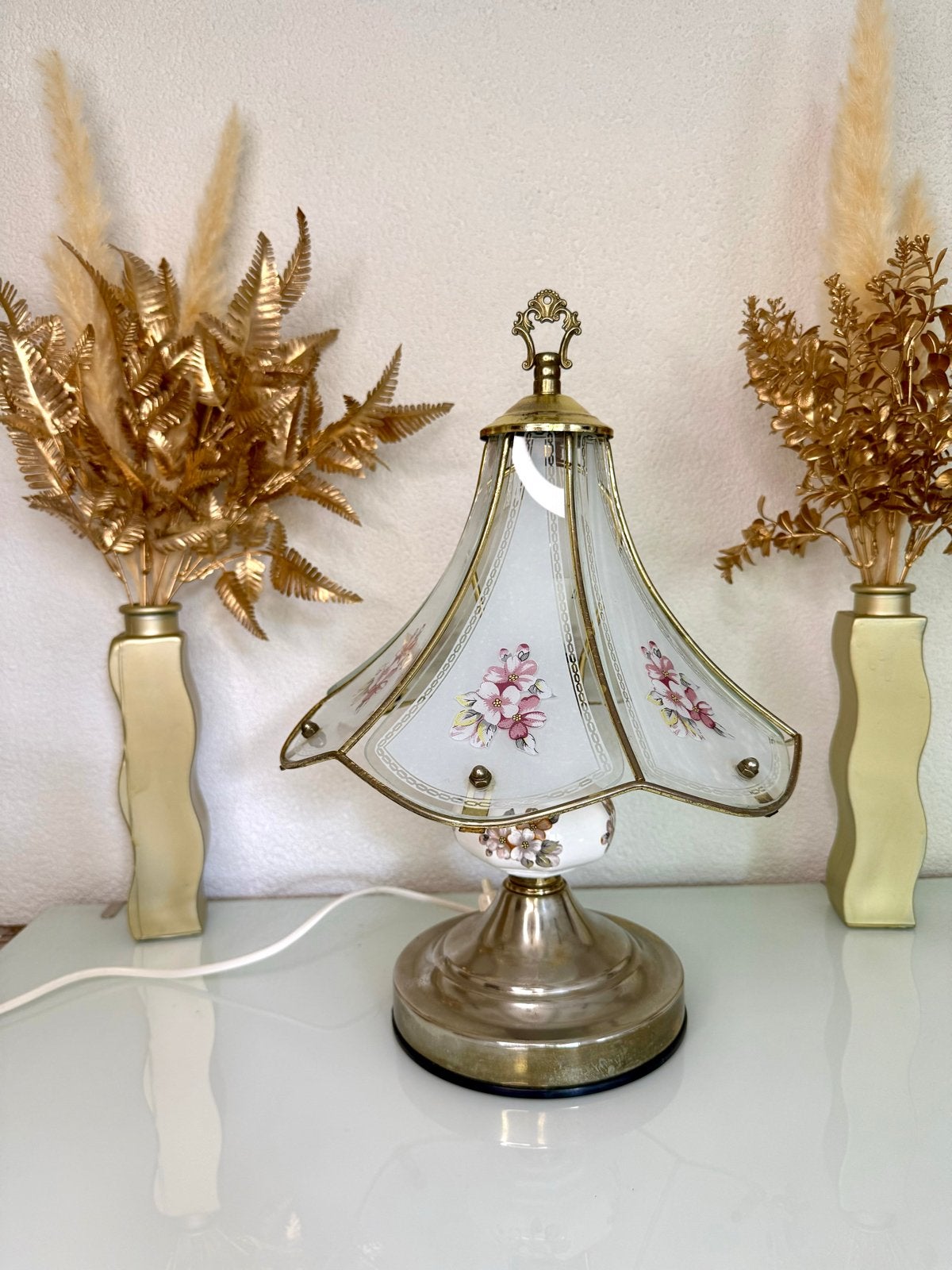 Vintage Tafellamp met Roze Bloemenpatroon en Metalen Basis, Gebruikt, Vintage, Ophalen of Verzenden, Met kap