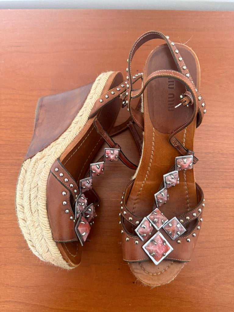 Miu Miu Wedges met Studs en Steenversiering, 39, Ophalen of Verzenden, Gedragen, Bruin, Sandalen of Muiltjes