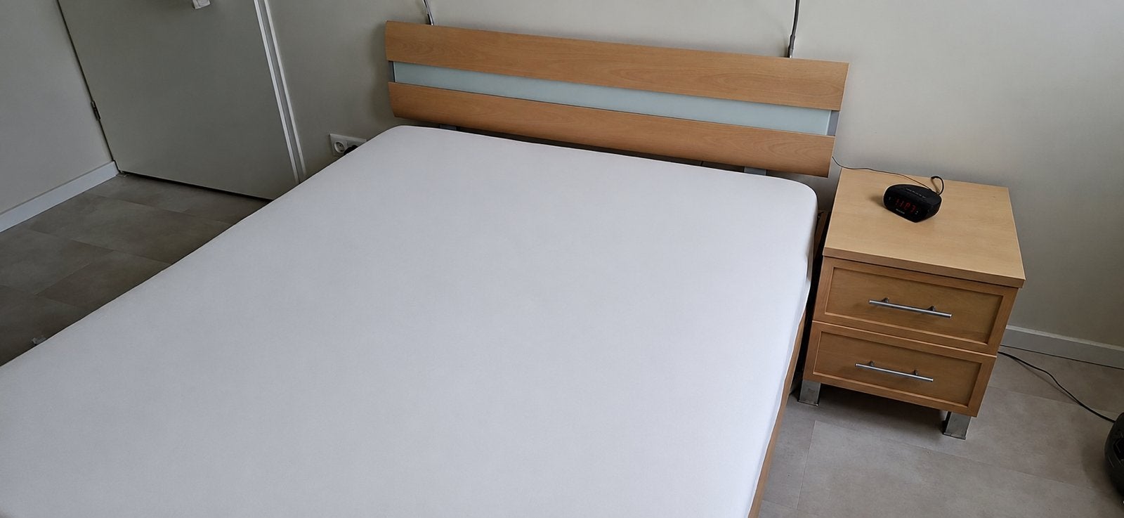 TK: bed incl. verlichting, lattenbodem, nachtkastje, matras, Huis en Inrichting, Slaapkamer | Bedden, Ophalen