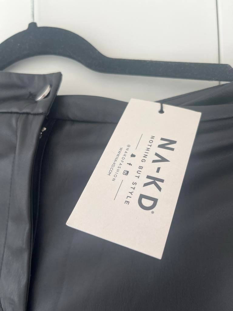 NA-KD Zwarte Faux Leren Broek met Split, Zwart, Nieuw, Ophalen of Verzenden, Maat 36 (S)