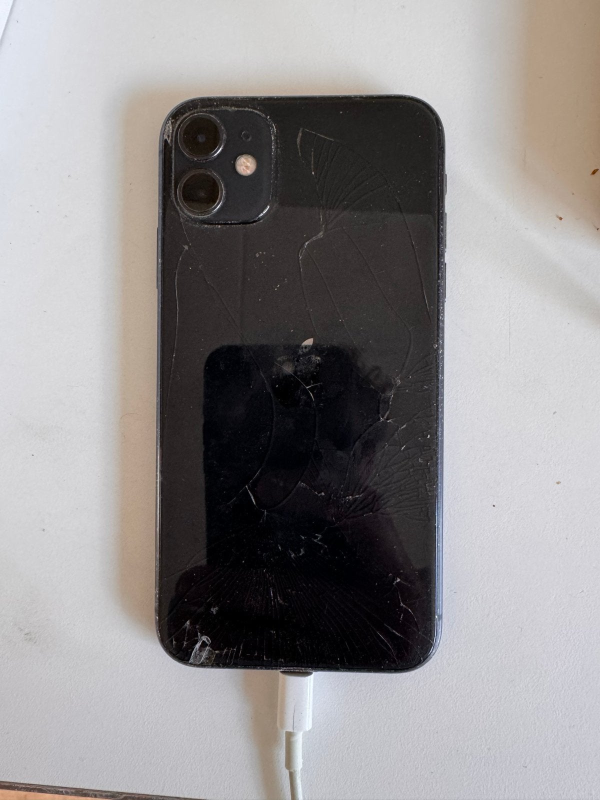 iPhone 11 Zwart - Achterkant gebarsten, Telecommunicatie, Mobiele telefoons | Apple iPhone, 128 GB, Gebruikt, Zwart, 60 %