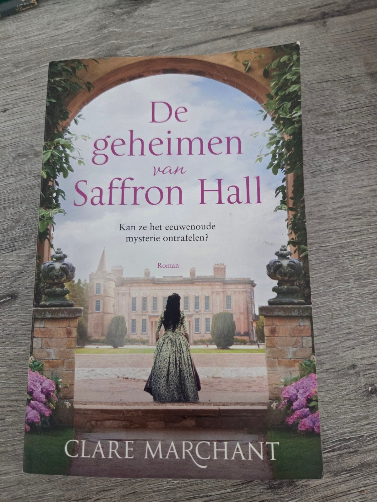 De geheimen van Saffron Hall - Clare Marchant Roman, Ophalen of Verzenden, Gelezen, Clare Marchant, Europa overig