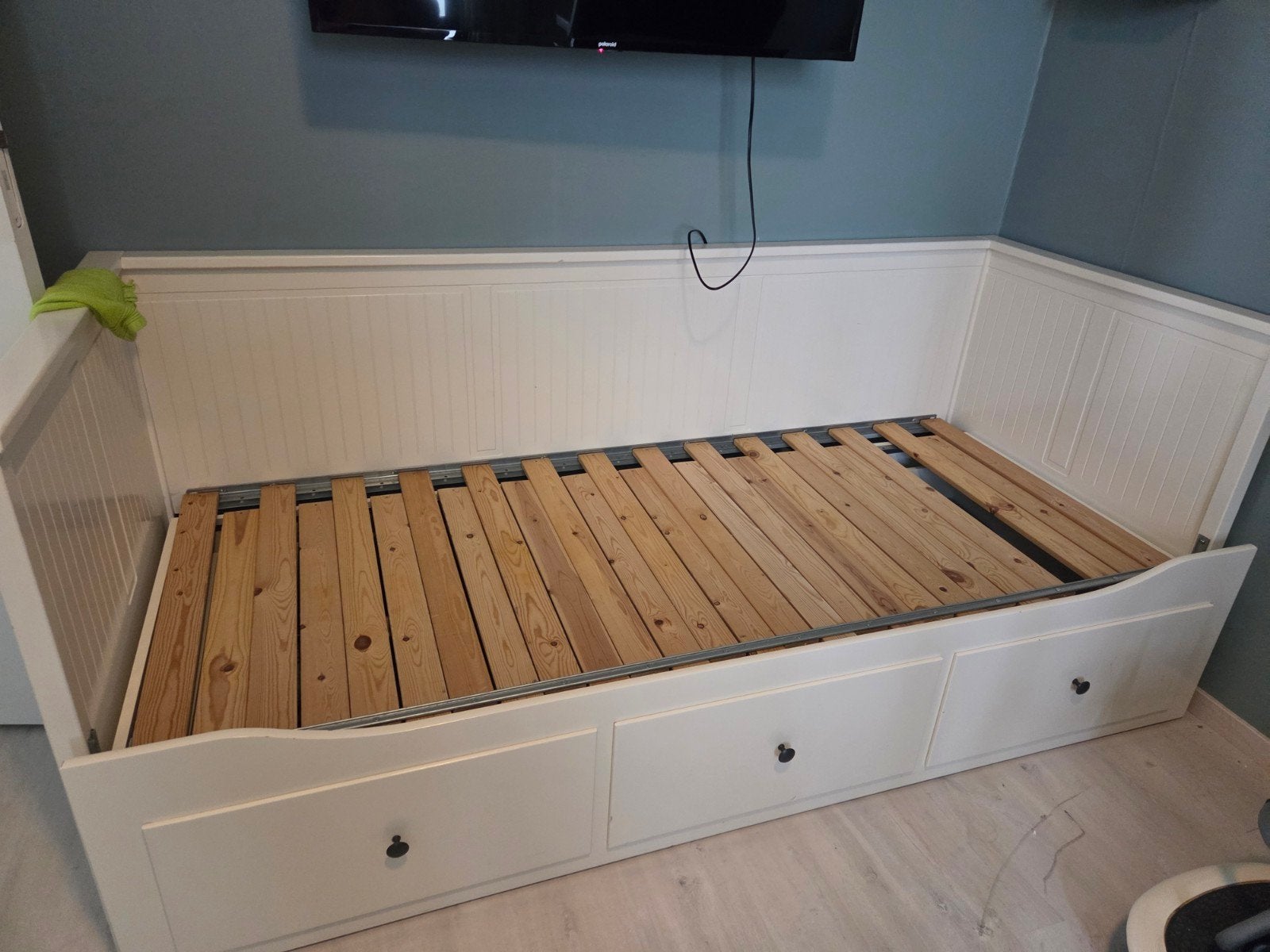 Hemnes bedbank zonder matras, Ophalen, Wit, Tweepersoons, Zo goed als nieuw