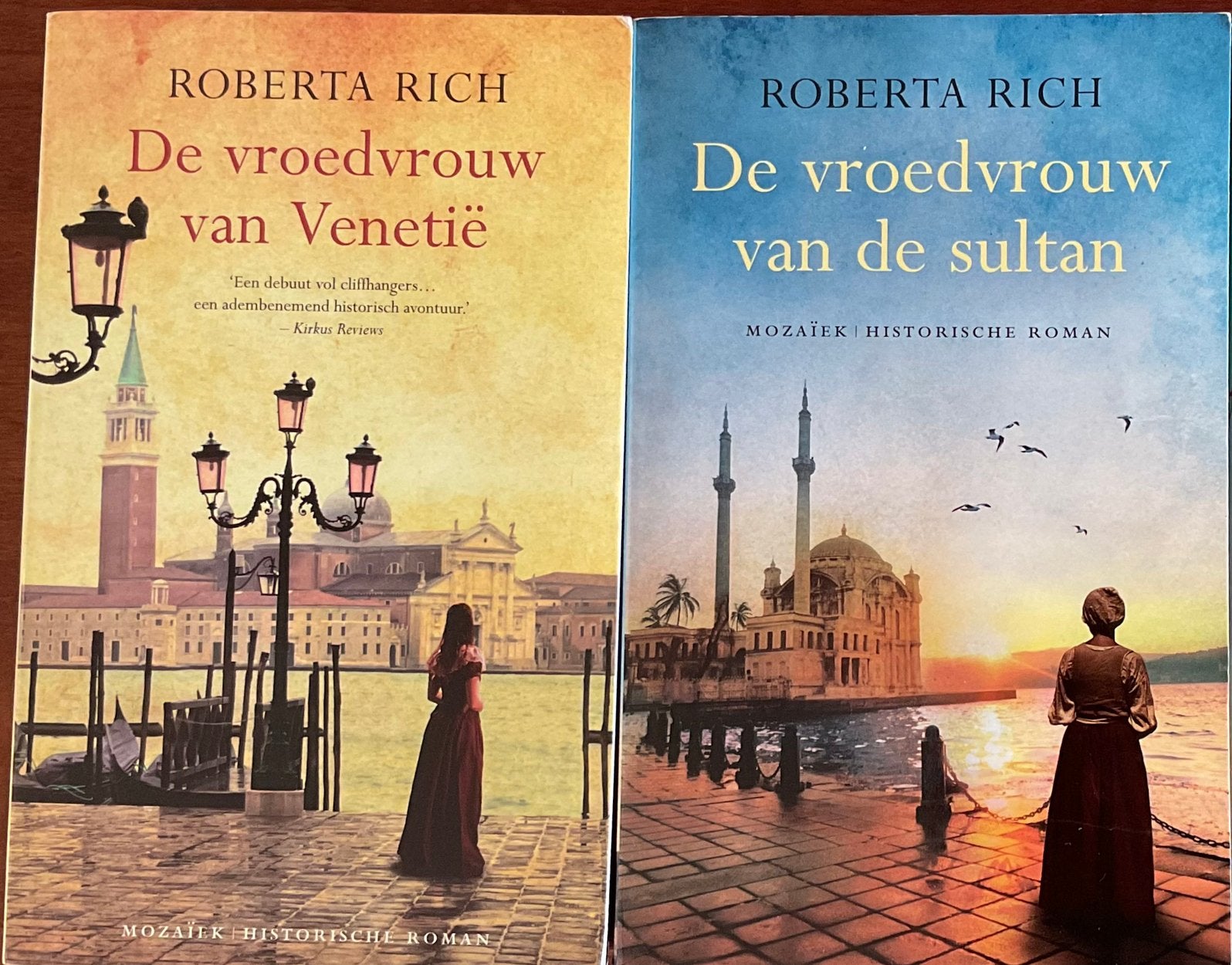 2x Roberta Rich - De Vroedvrouw, Ophalen of Verzenden, Gelezen