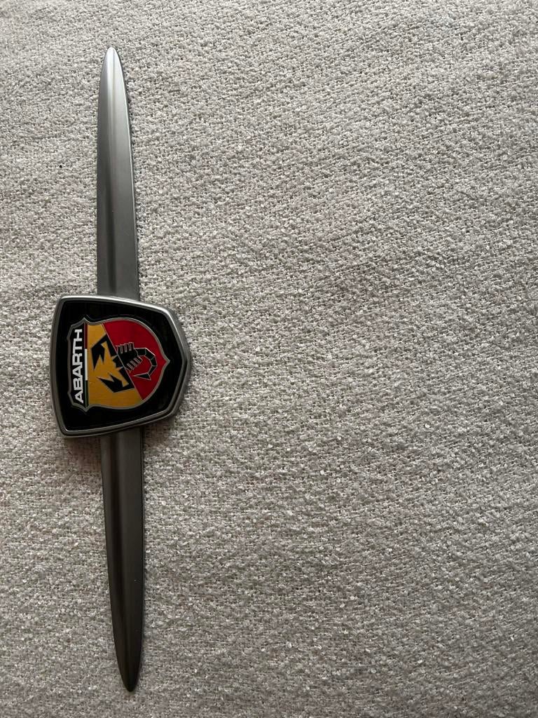 Originele Abarth achterklep greep en badge met embleem, Ophalen of Verzenden, Zo goed als nieuw