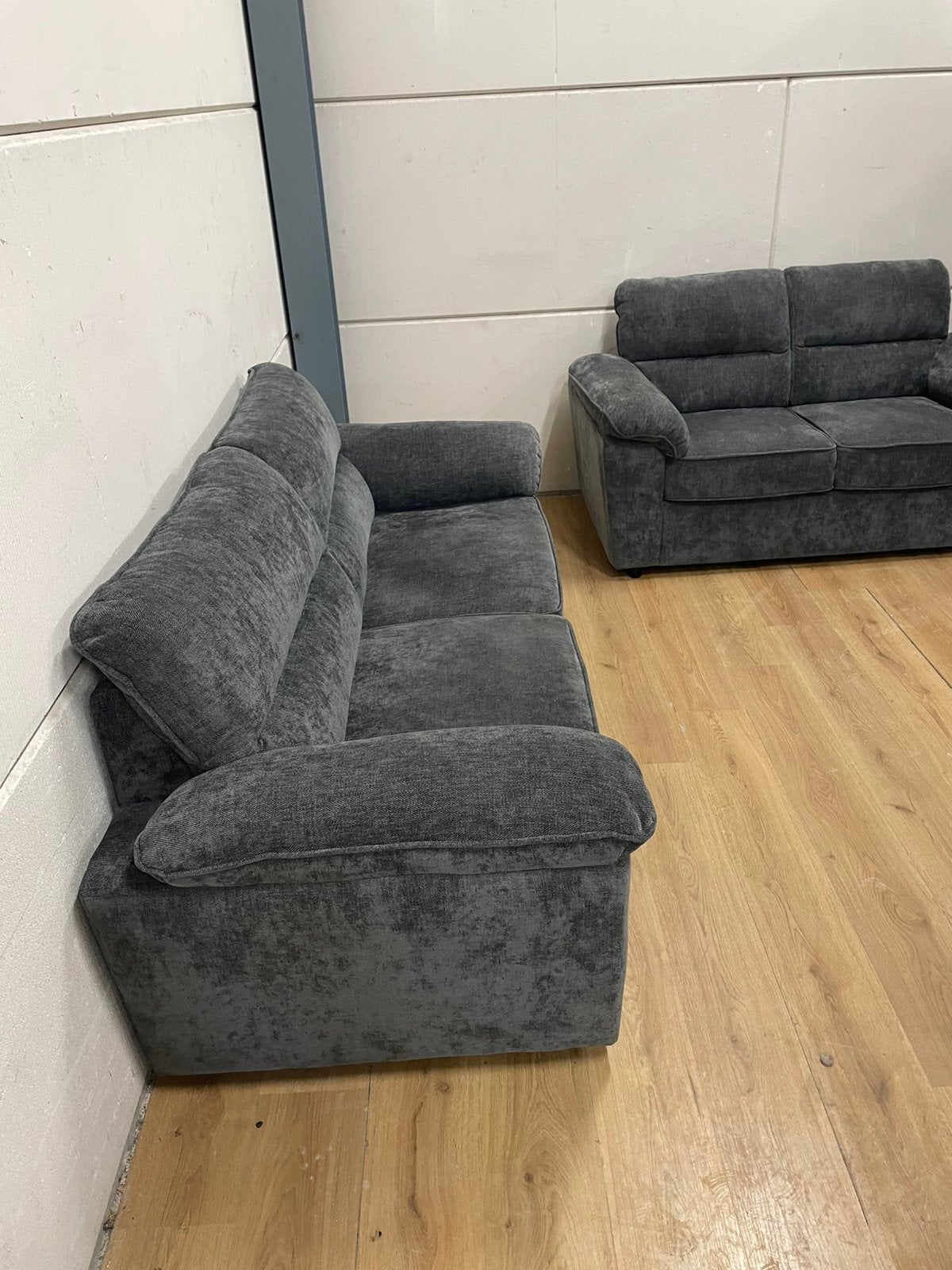 Mooie luxe suede grijze 3 en 2 zits banken - GEREINIGD!!!, Ophalen, 75 tot 100 cm, Zo goed als nieuw, Rechte bank