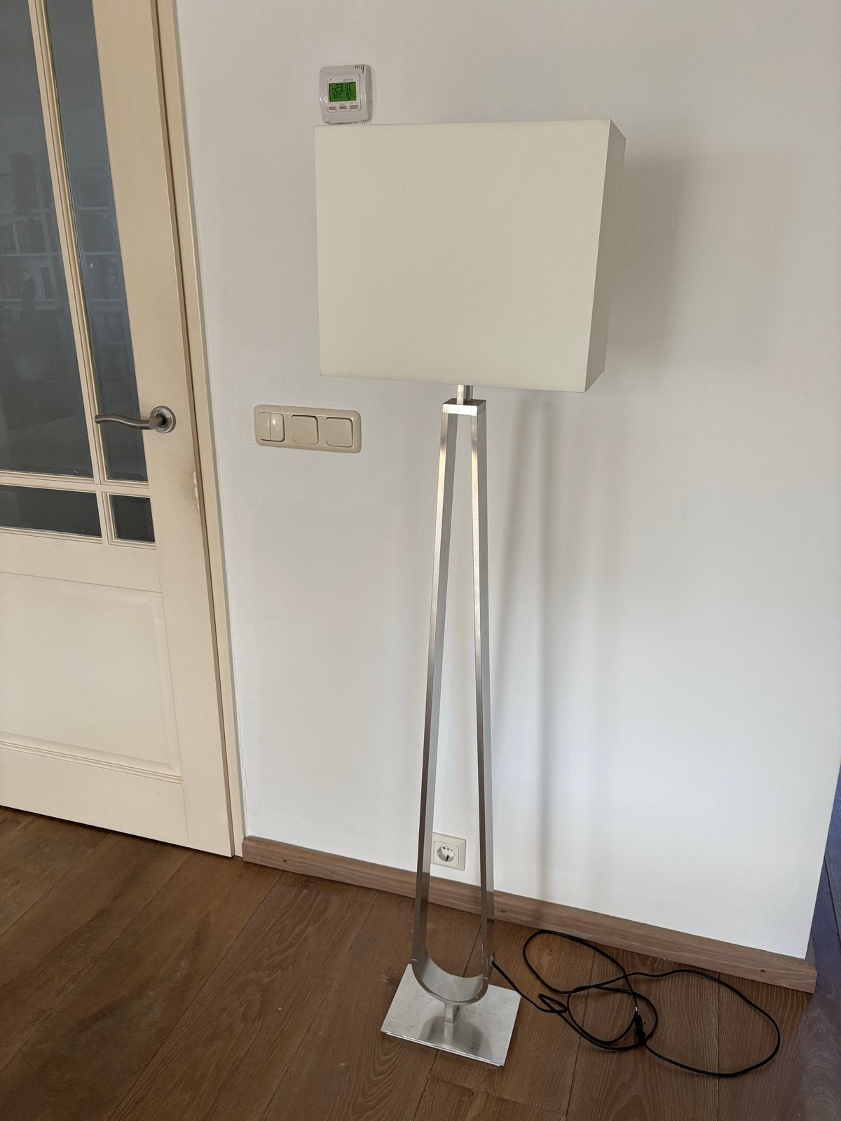 Moderne staande lamp met witte kap, Ophalen, Gebruikt, E27 (groot), Metaal