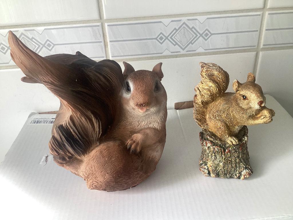 2 eekhoorn tuinbeeldjes, Ophalen of Verzenden, Gebruikt, Kunststof, Dierenbeeld