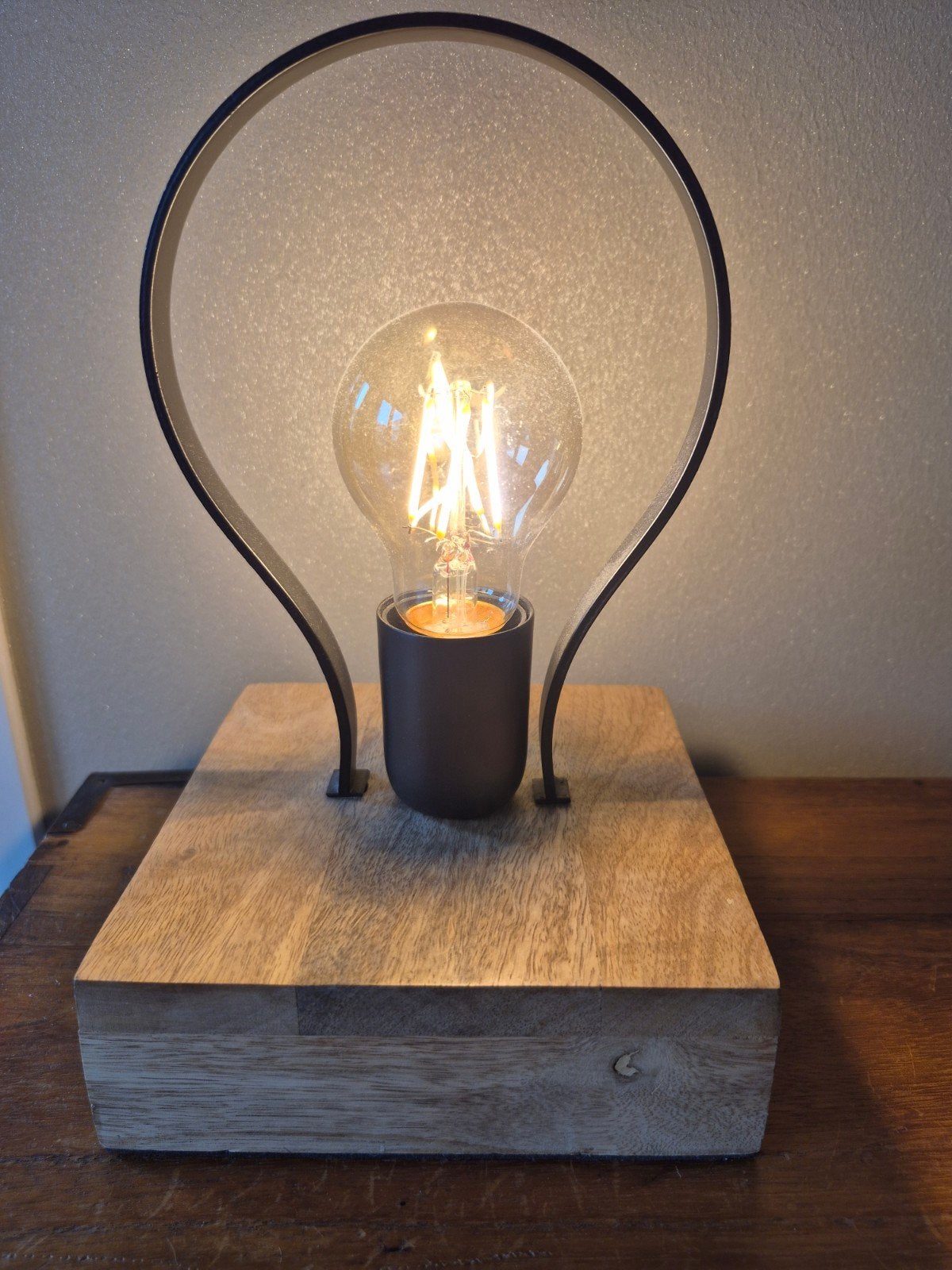 Industriële tafellamp met houten voet en aan/uit schakelaar, Met schakelaar, Gebruikt, Overige merken, Ophalen of Verzenden