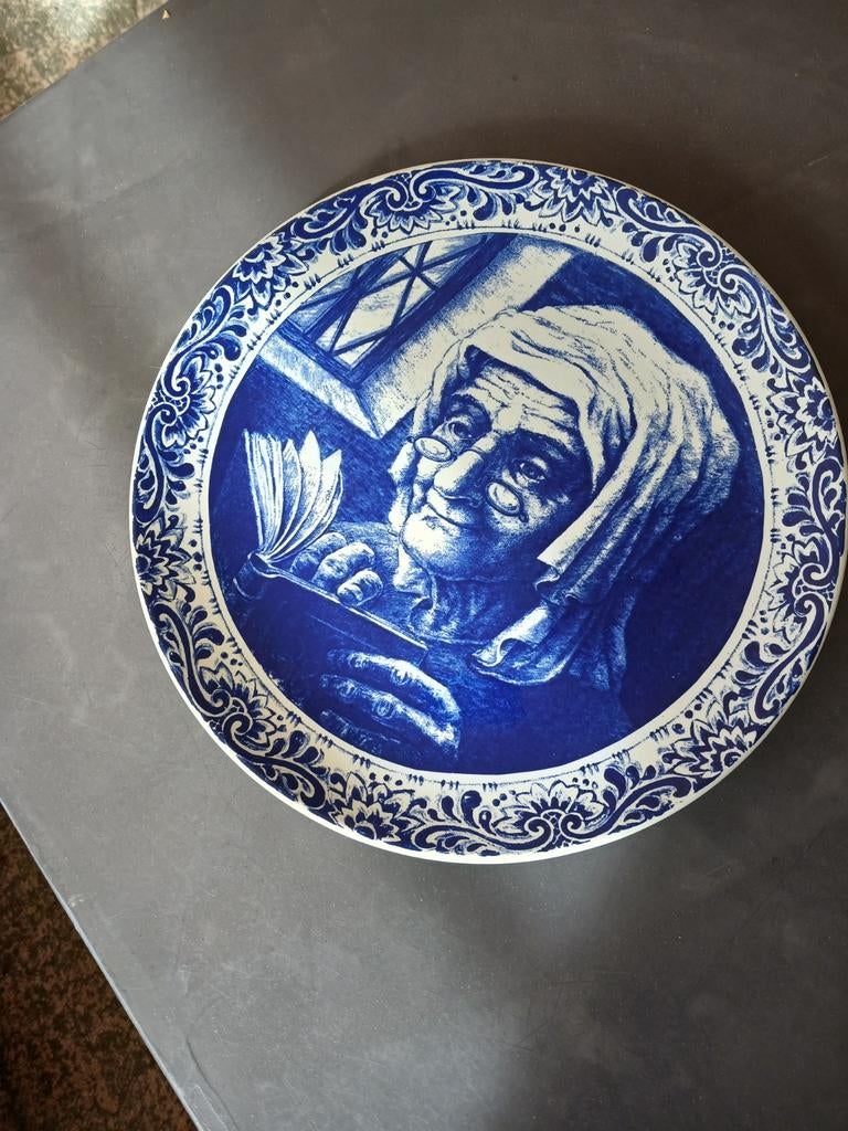 Boch Belgium Delfts Blauw Wandbord - Oude Vrouw met Boek, Ophalen of Verzenden