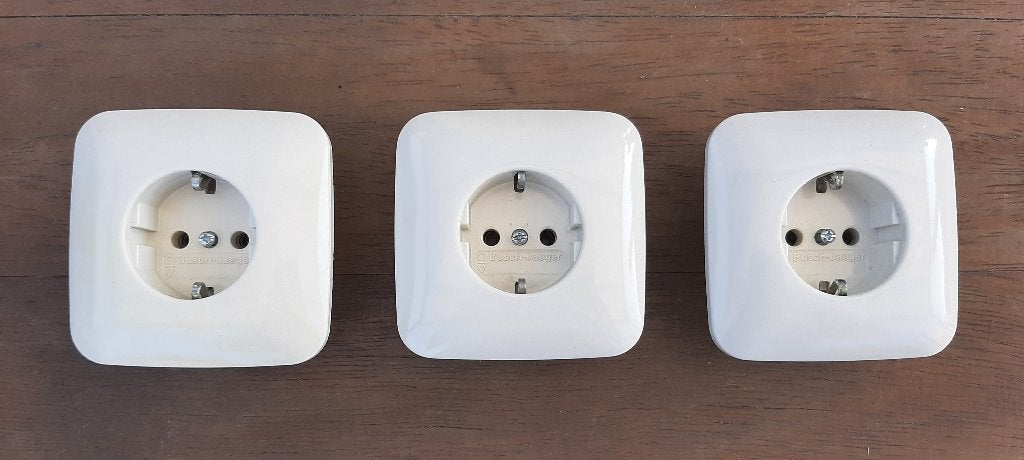3 stuks Busch-Jaeger Enkele Wandcontactdoos met Randaarde, Ophalen, Zo goed als nieuw, Busch-Jaeger, Stopcontact