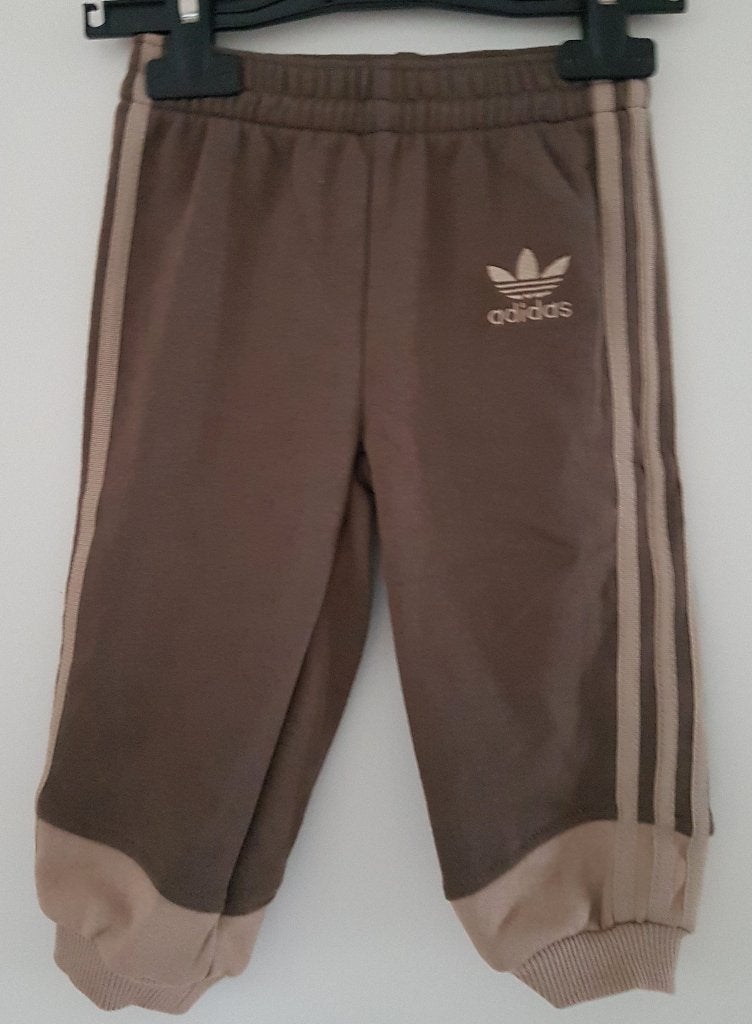 Bruine Adidas joggingbroek maat 80 NIEUW (0645), Adidas, Broekje, Nieuw, Ophalen of Verzenden