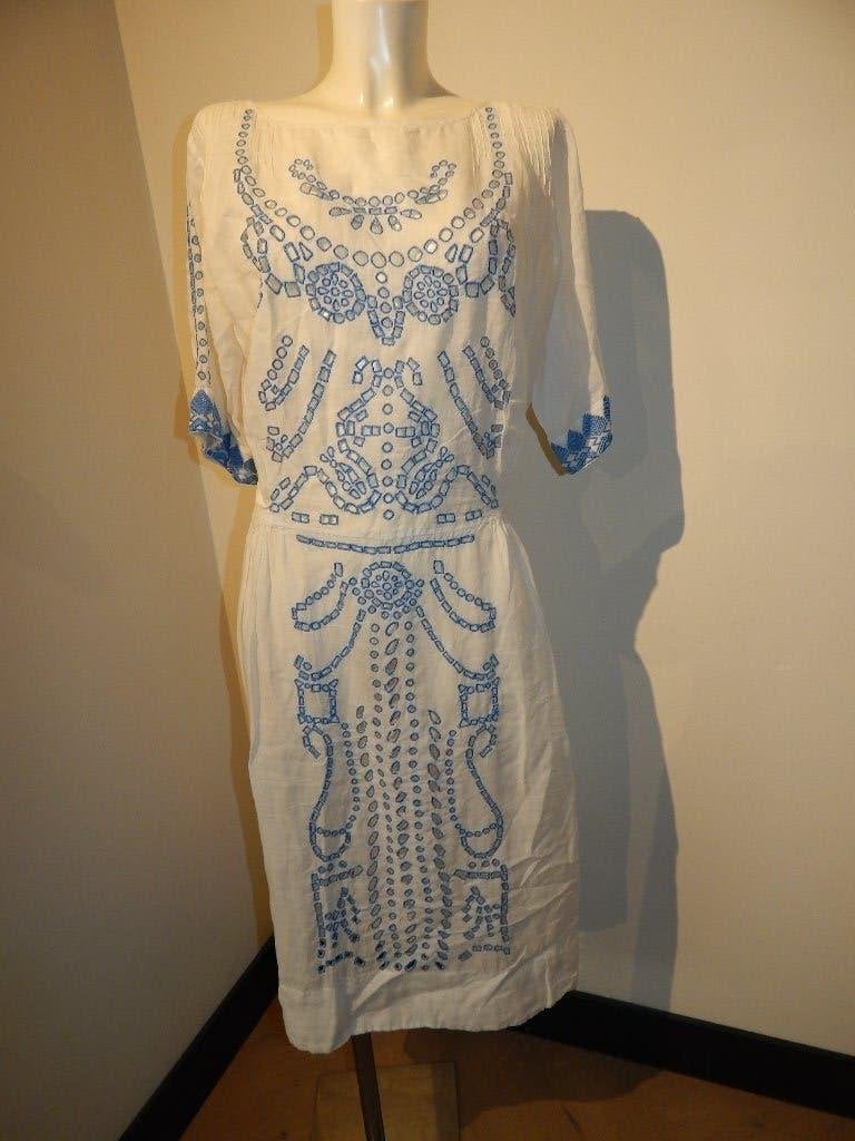 Forte Forte beeldige jurk wit in open motief blauw afgewerkt