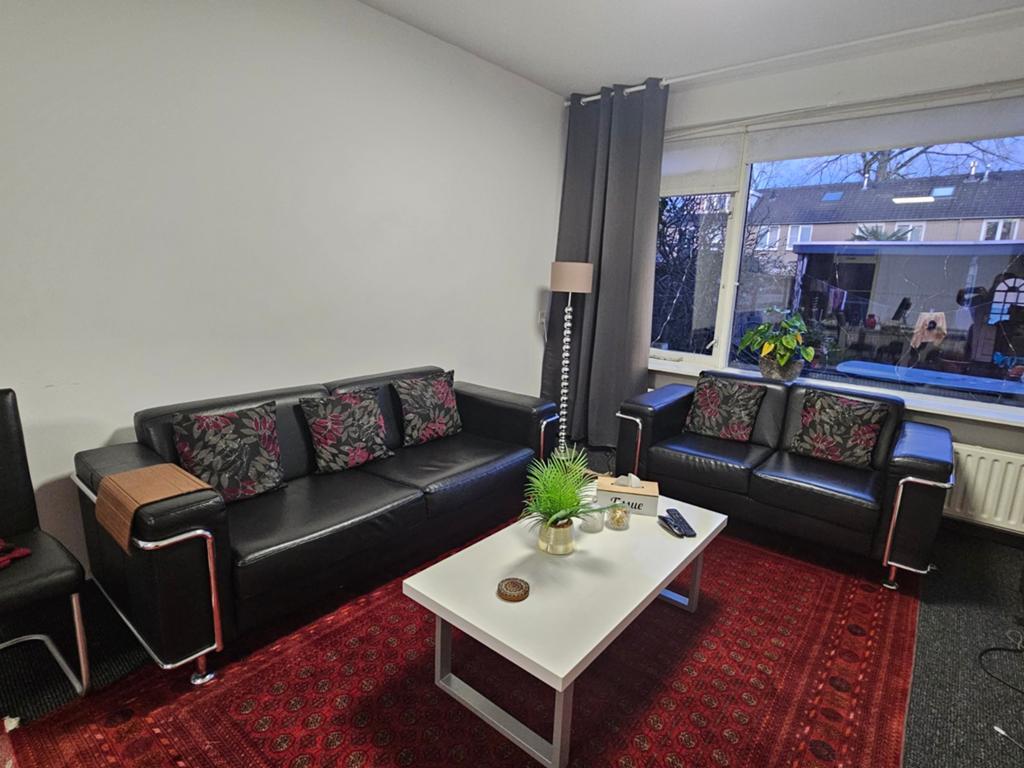 Zwarte leren/kunstleer banken met chromen accenten, Huis en Inrichting, Banken | Bankstellen, Ophalen, 150 tot 200 cm, Tweepersoons