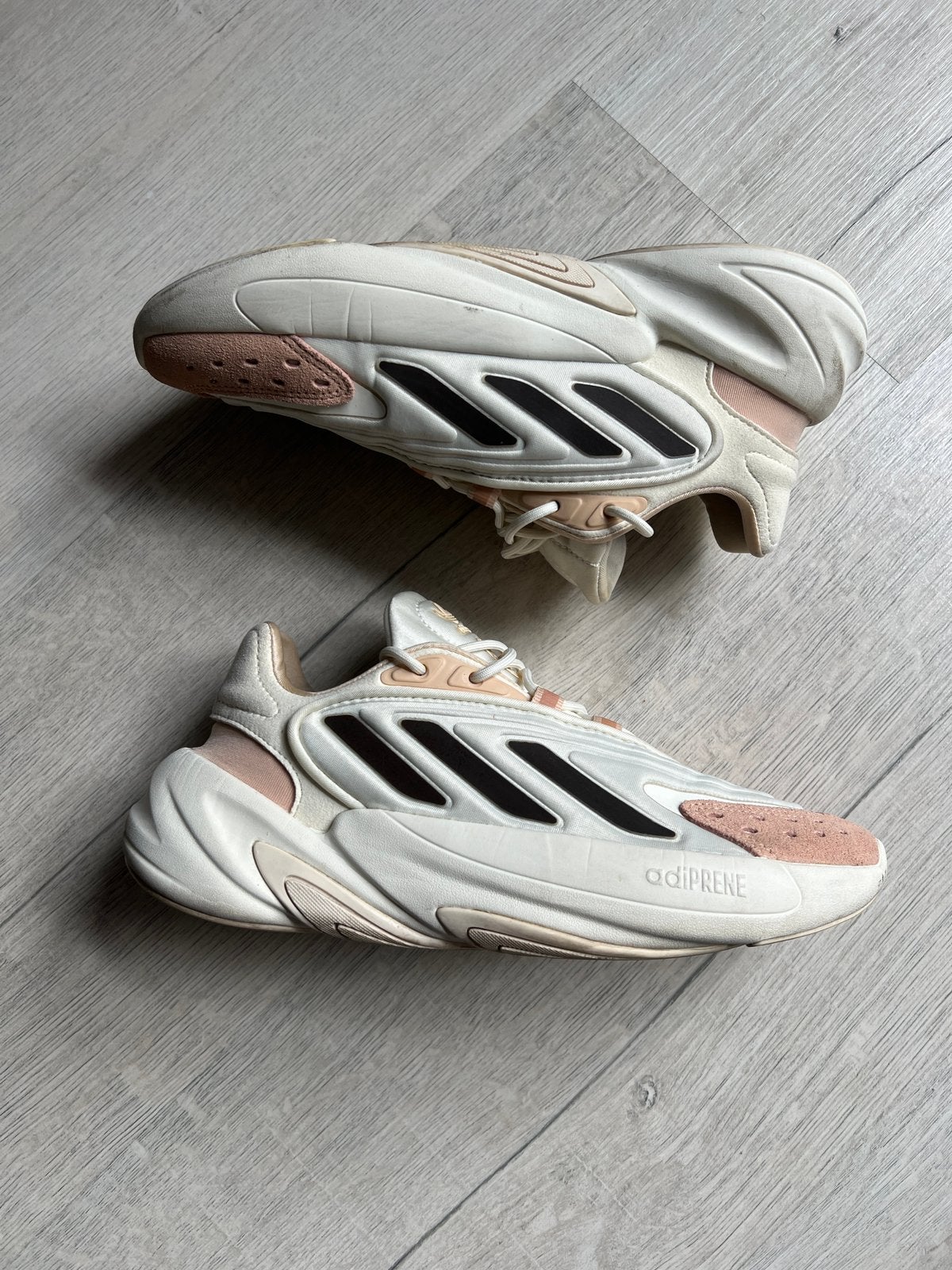 Adidas ozelia maat 36 gebroken wit en roze, Ophalen of Verzenden, Zo goed als nieuw, Wit, Sneakers of Gympen