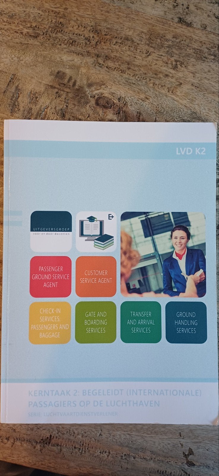 LVD K2: Begeleidt (internationale) passagiers op luchthaven, Ophalen of Verzenden, Nieuw, MBO, Uitgeversgroep voor en door docenten