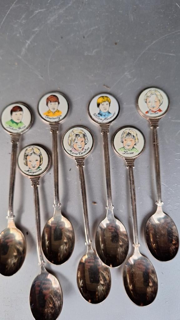 Lepeltjes koningshuis met de prinsen en prinsessen erop !, Ophalen of Verzenden, Zo goed als nieuw, Speld(je) of Lepel(tje)
