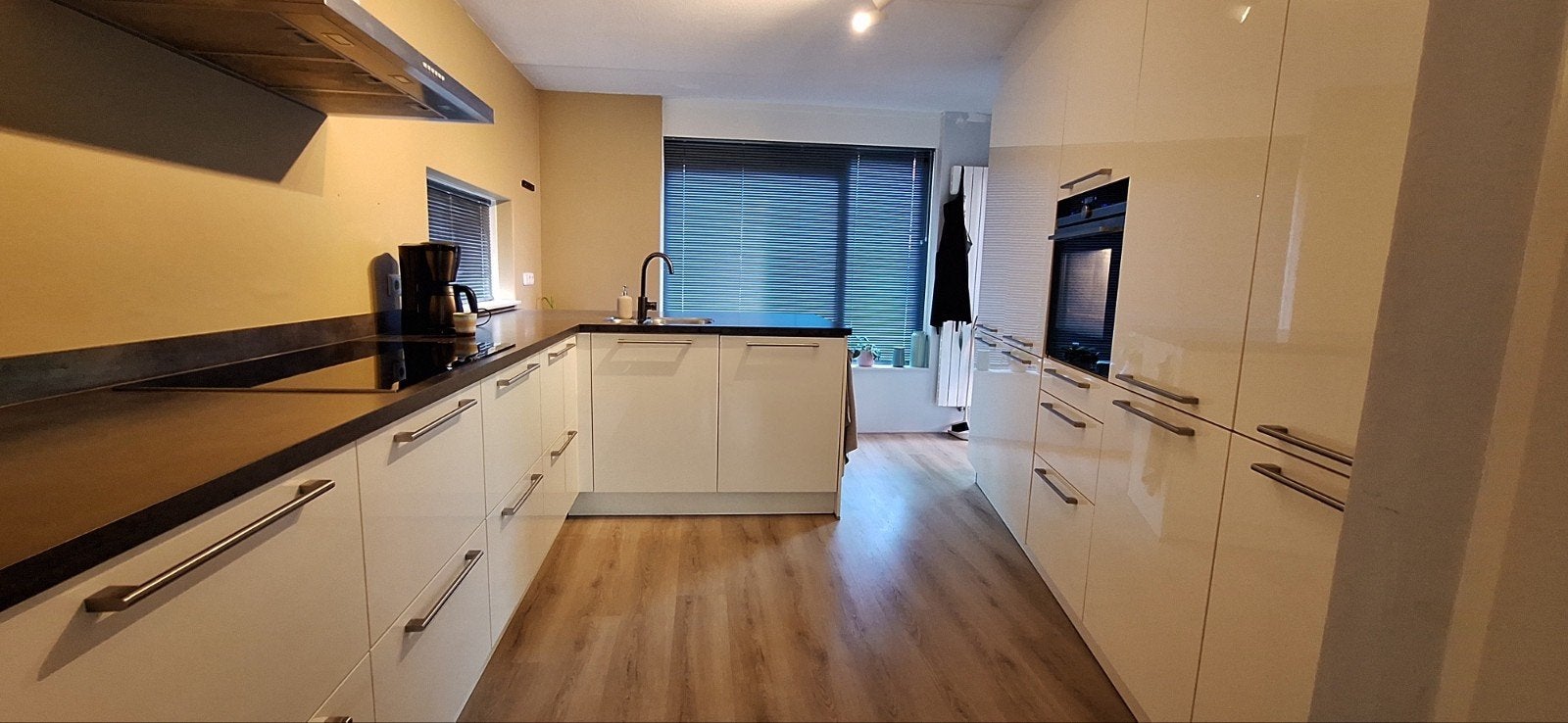 Hoogglans gebroken witte hoekkeuken met grote koelkast, Ophalen, Gebruikt, Overige materialen, Wit