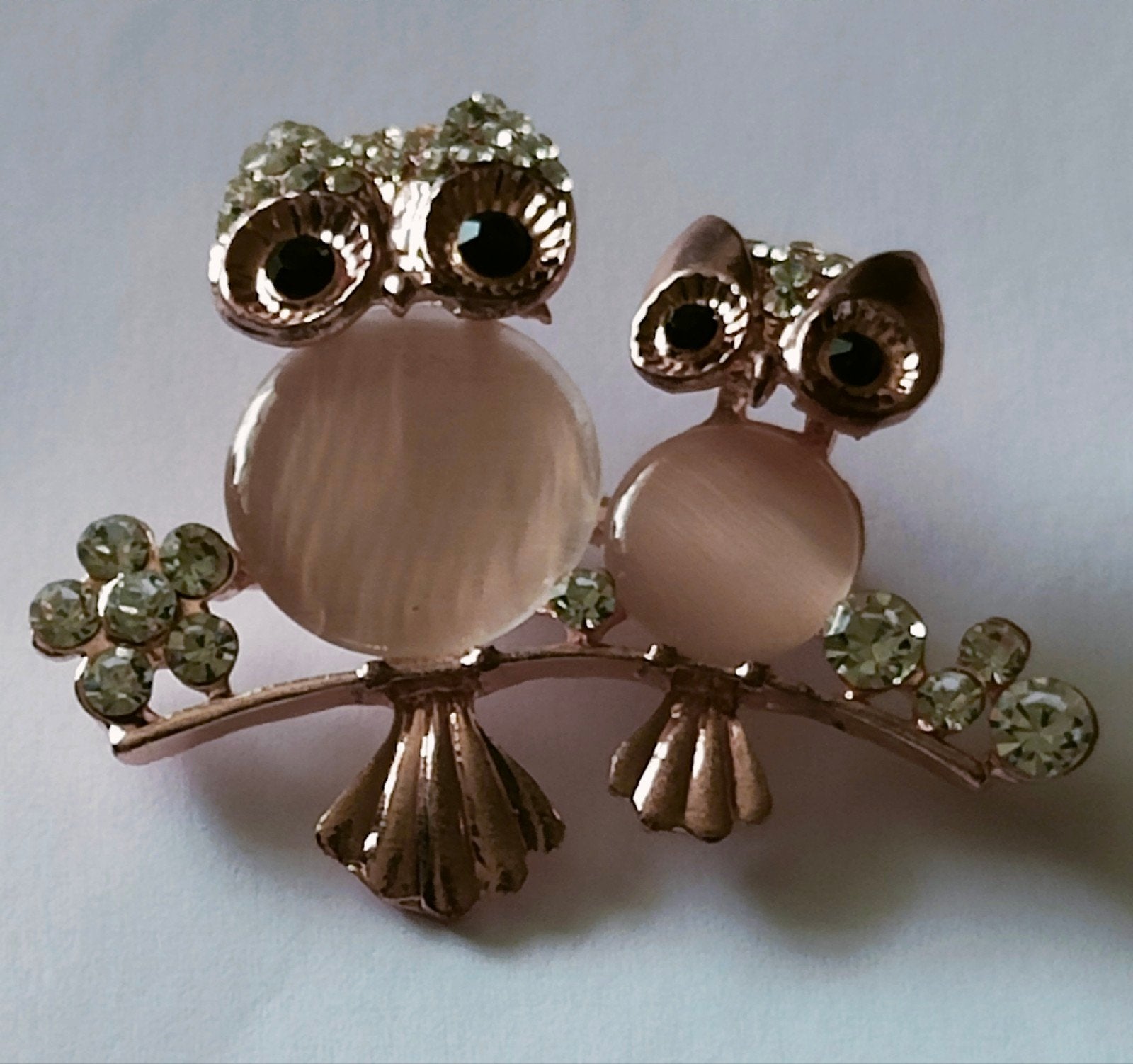 Vrolijke rosè uilen broche met strass stenen, Verzenden, Zo goed als nieuw, Overige materialen, Met strass