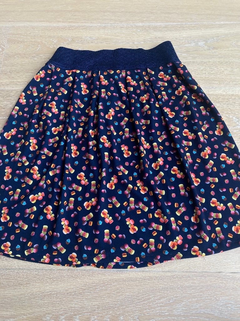 Donkerblauwe rok met macarons print mt. 152/158, Kinderen en Baby's, Kinderkleding | Maat 158, Ophalen of Verzenden, Zo goed als nieuw