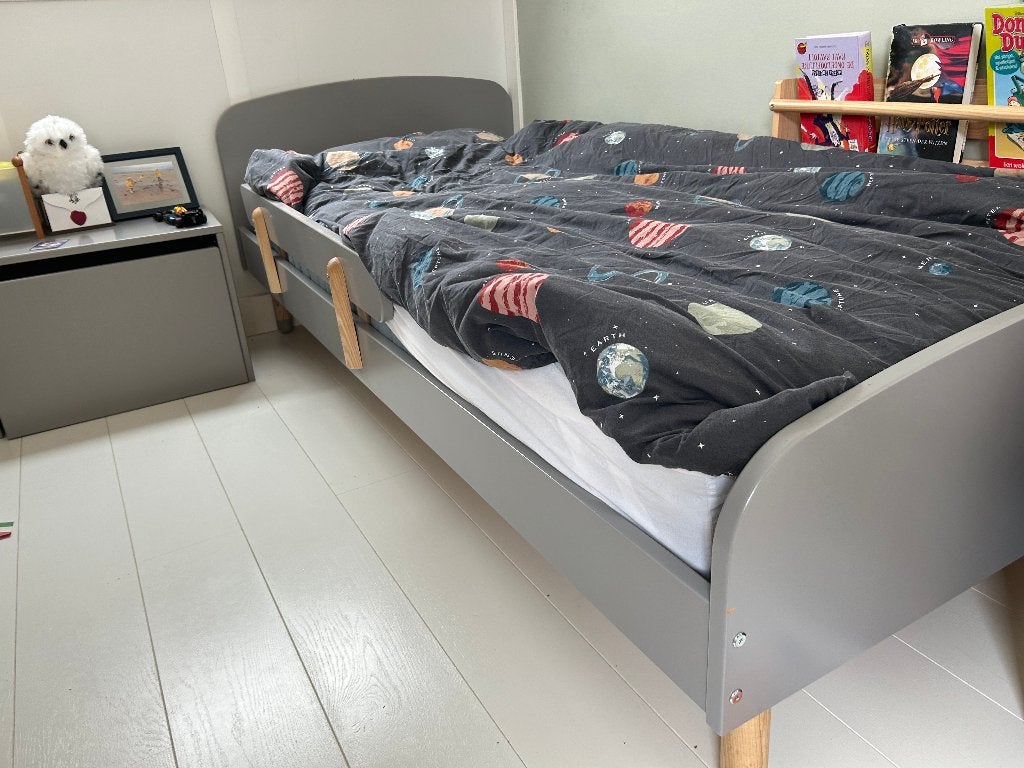 Flexa play bed grijs en bijpassend nachtkastje/opbergkist, Ophalen, 85 tot 100 cm, Gebruikt, Lattenbodem