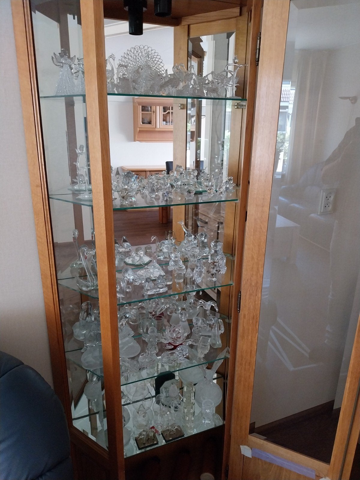 Glazen vitrinekast met houten frame incl kristallen items, Huis en Inrichting, Ophalen, Klassiek, Overige houtsoorten, 50 tot 100 cm