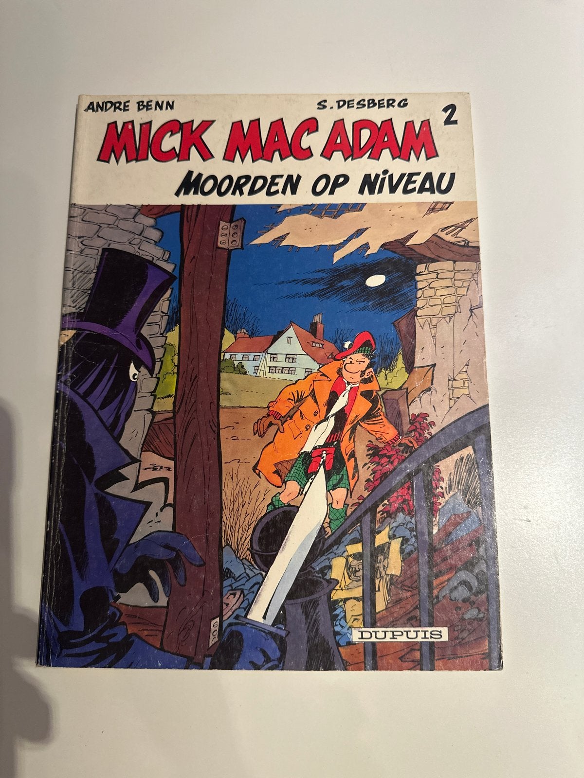 Mick Mac Adam 2: Moorden op Niveau - Stripboek, Boeken, Stripboeken, Eén stripboek, Ophalen of Verzenden, Gelezen