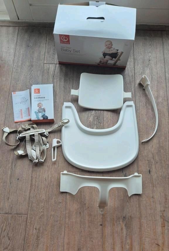 Stokke Baby Set, Dienblad & Harnas (nieuw, 1 onderdeel mist), Ophalen, Nieuw, Meegroeistoel, Gordel(s)