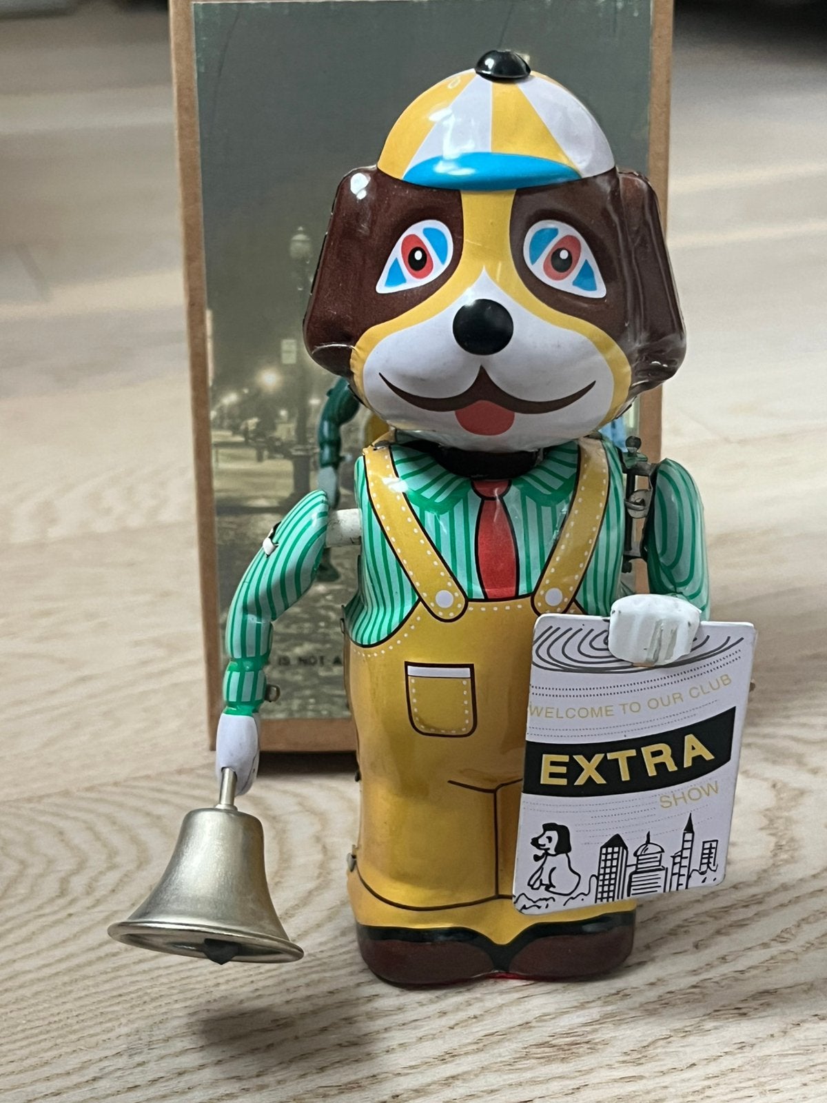 Vintage blikken speelgoed wind-up hond met bel & krant doos, Antiek en Kunst, Verzenden