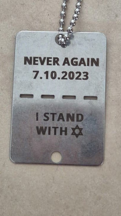 Dog Tag Hanger 'Never Again 7.10.2023 I Stand With', Sieraden, Tassen en Uiterlijk, Nieuw, Ophalen of Verzenden, Zilver, Overige materialen