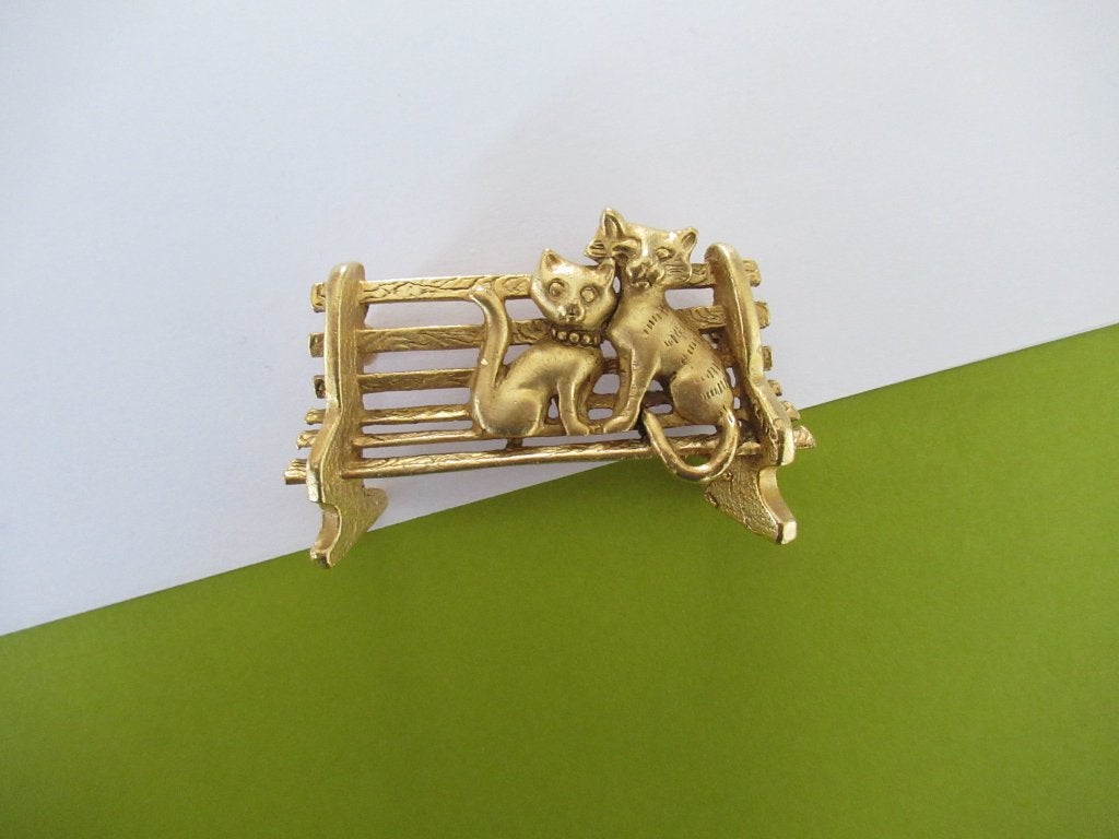 Broche / bankje met twee poezen/katjes AJC, Verzenden, Zo goed als nieuw, Goud, Overige materialen